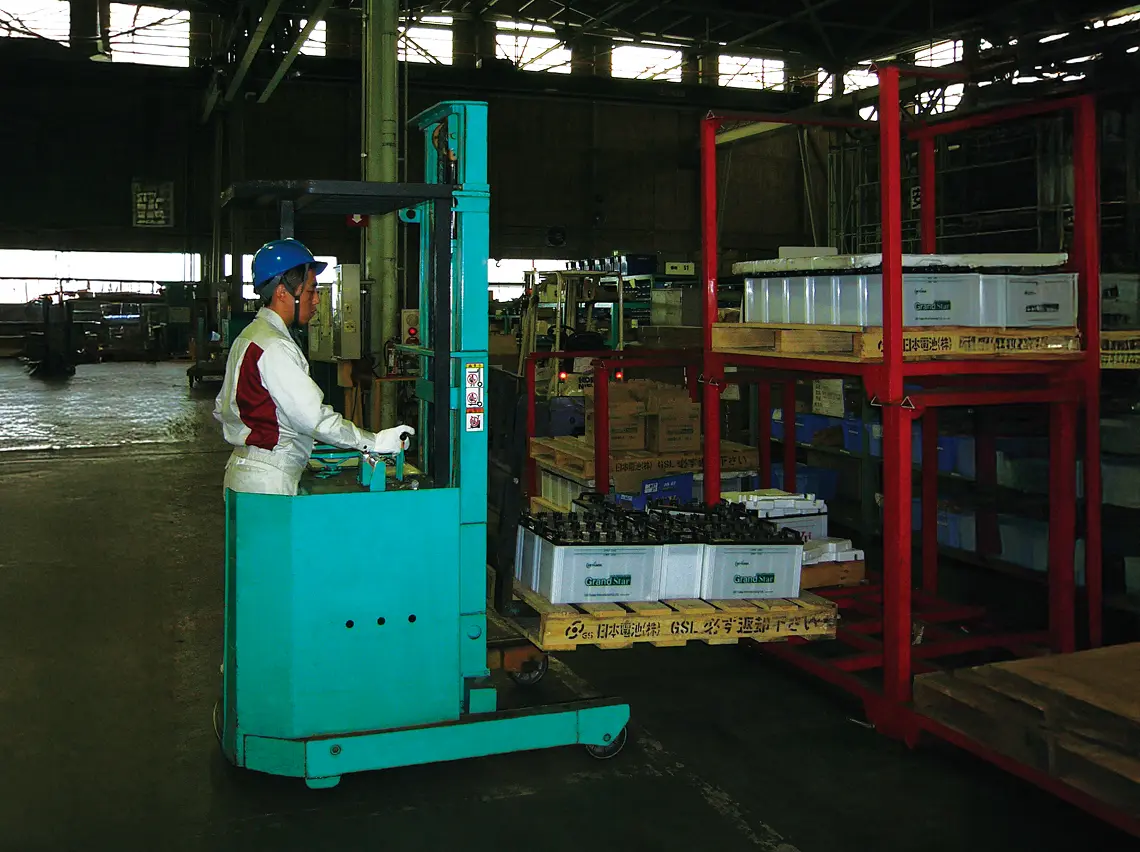 小回り性能抜群のリーチフォークリフト。容易な運搬操作を実現しました。