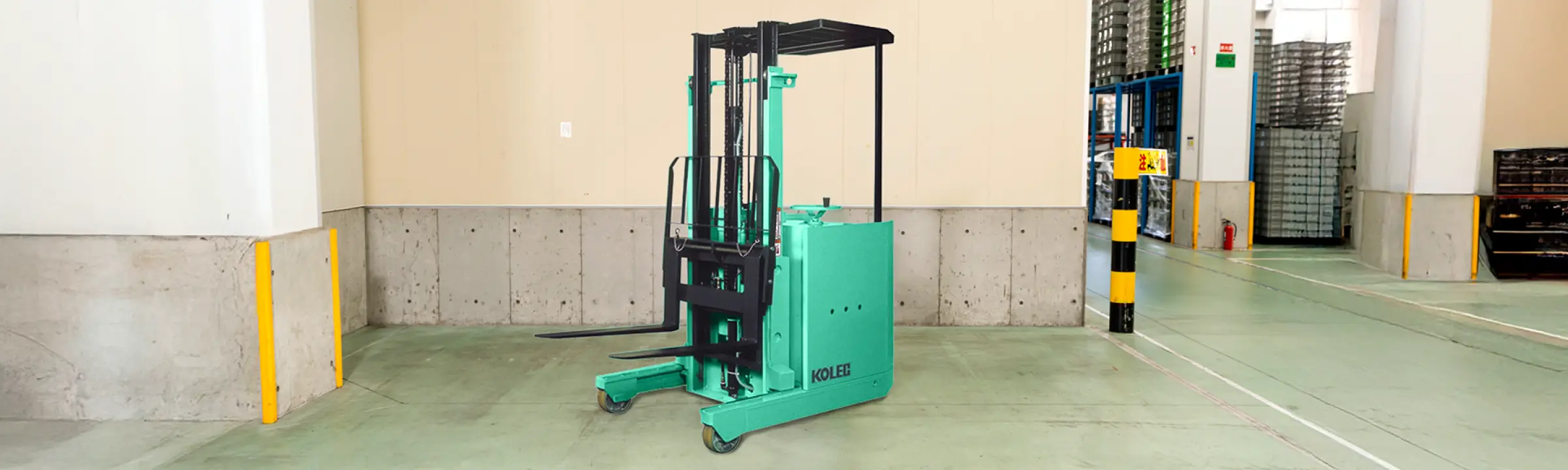 リーチ式フォークリフト