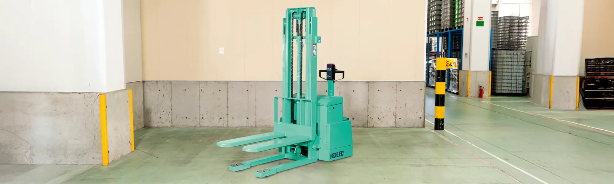 スタッカー式フォークリフト