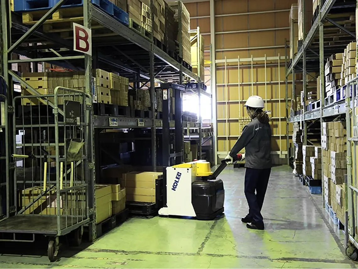 小さくてもパワフル。狭小倉庫でも大活躍。