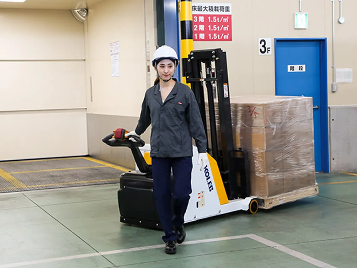 狭所での作業効率を向上させる低速旋回可能。