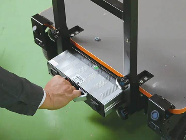 バッテリーは簡単着脱