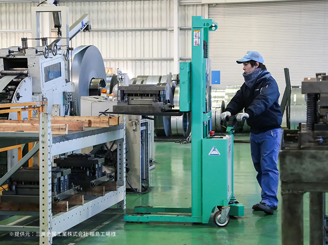 軽量・小型ながらパワフルなリフター。階上作業にも最適な手押し走行タイプ。