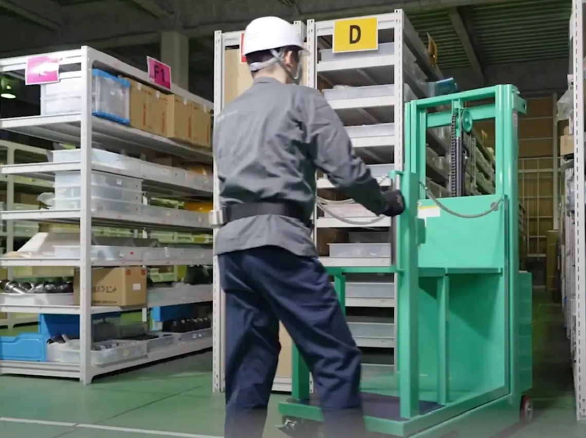 簡単な操作で高所のピッキング作業が行える手押しタイプ。